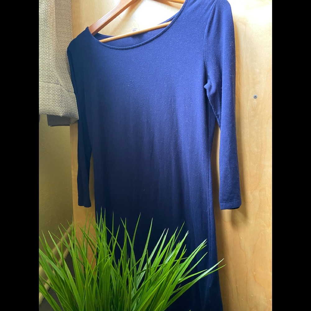 Short long sleeved navy blue fitted dress